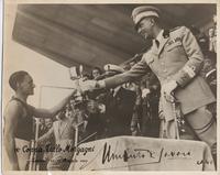 L'atleta Alloisi premiato dal Principe Umberto di Savoia alla IX Coppa Tullo Morgagni - Torino, 11 e 12 maggio 1940