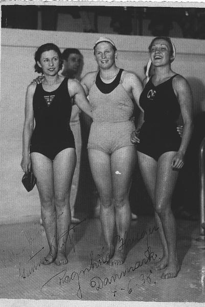 Paola Morgari (a destra), tuffatrice e ginnasta, dopo l'incontro internazionale Italia-Danimarca del 1938